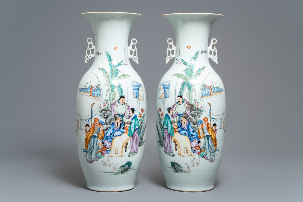 Une paire de vases en porcelaine de Chine famille rose, 19/20&egrave;me