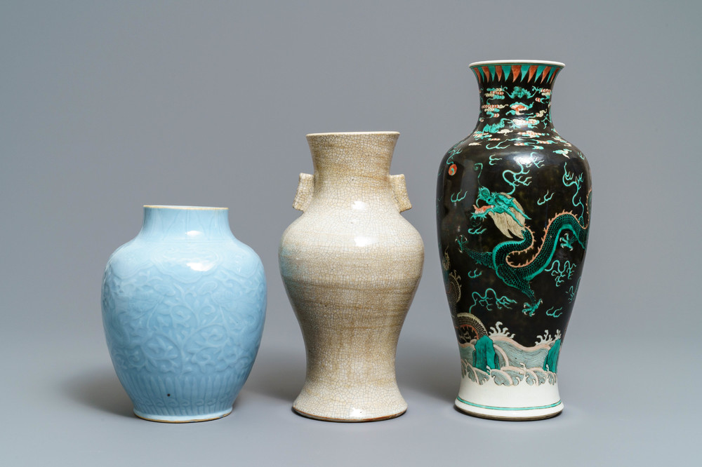 Trois vases en porcelaine de Chine monochrome et famille noire, 19&egrave;me