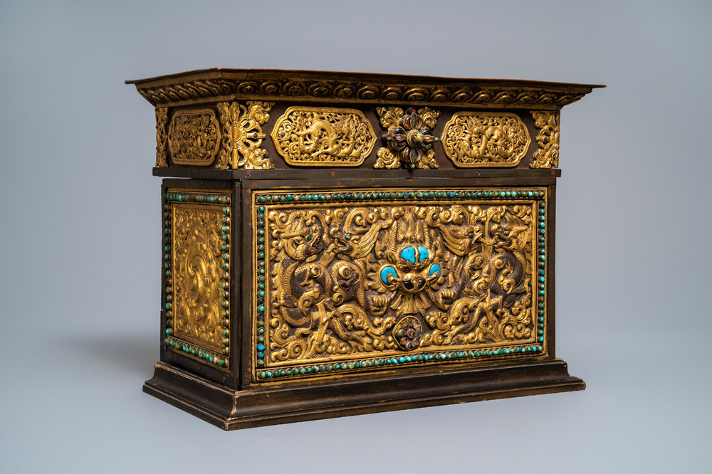 Un table d'autel pliant de type 'tepchog' en bronze dor&eacute; et cuivre repouss&eacute;, Tibet, 19&egrave;me