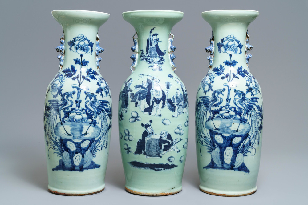 Trois vases en porcelaine de Chine bleu et blanc sur fond c&eacute;ladon, 19&egrave;me