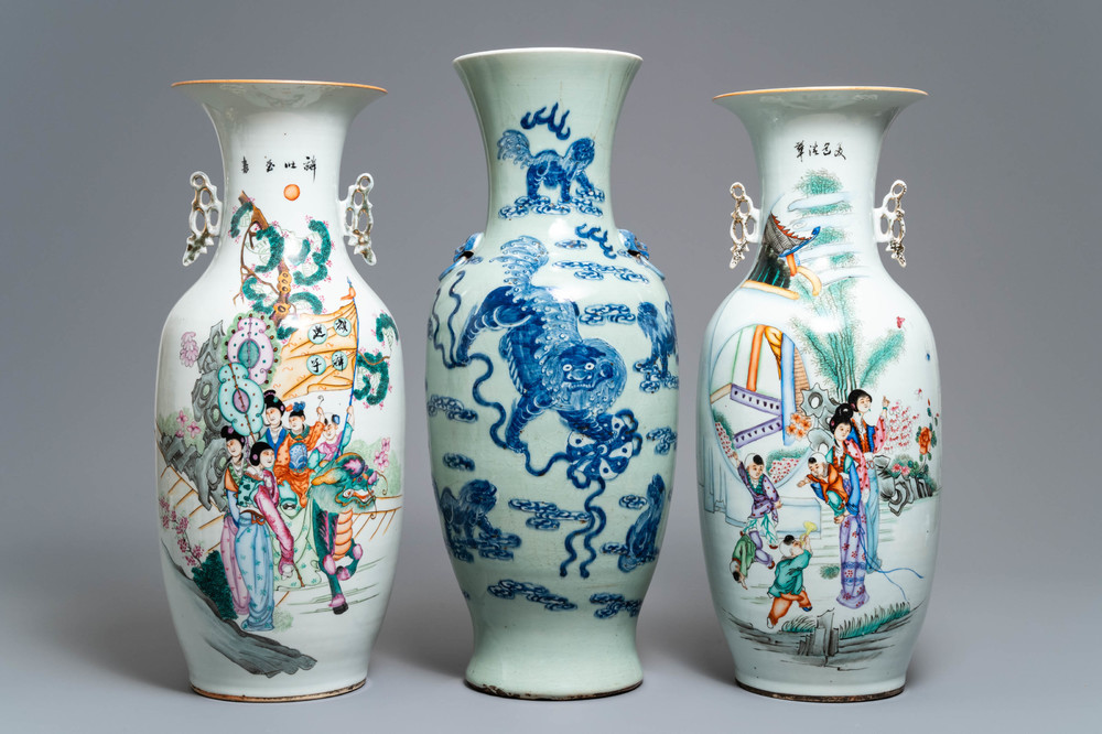 Deux vases en porcelaine de Chine famille rose et un en bleu et blanc sur fond c&eacute;ladon, 19/20&egrave;me