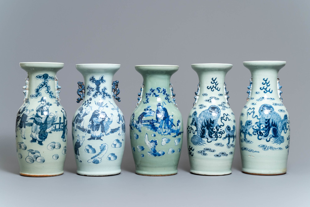 Vijf Chinese vazen met blauw-wit decor op celadon fondkleur, 19e eeuw