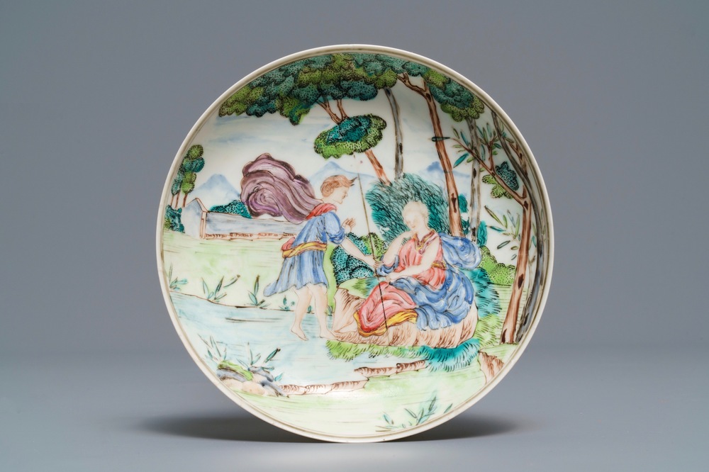 Een Chinees famille rose eierschaal bord met mythologisch decor, Qianlong