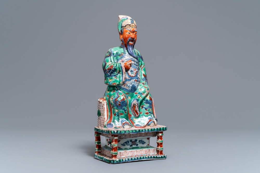 Une figure de Guan Yu en porcelaine de Chine wucai, Ming