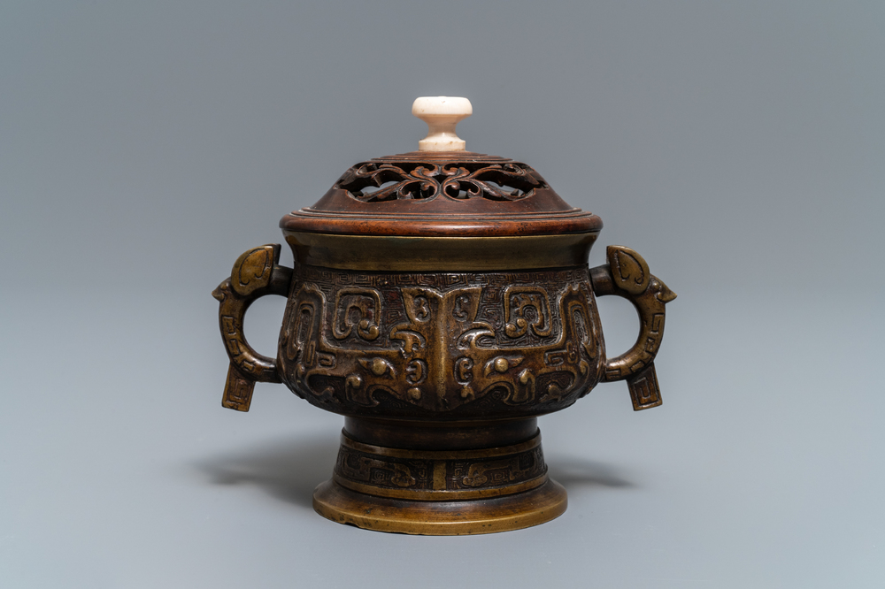 Een Chinese bronzen wierookbrander met houten deksel, Xuande merk, 19e eeuw