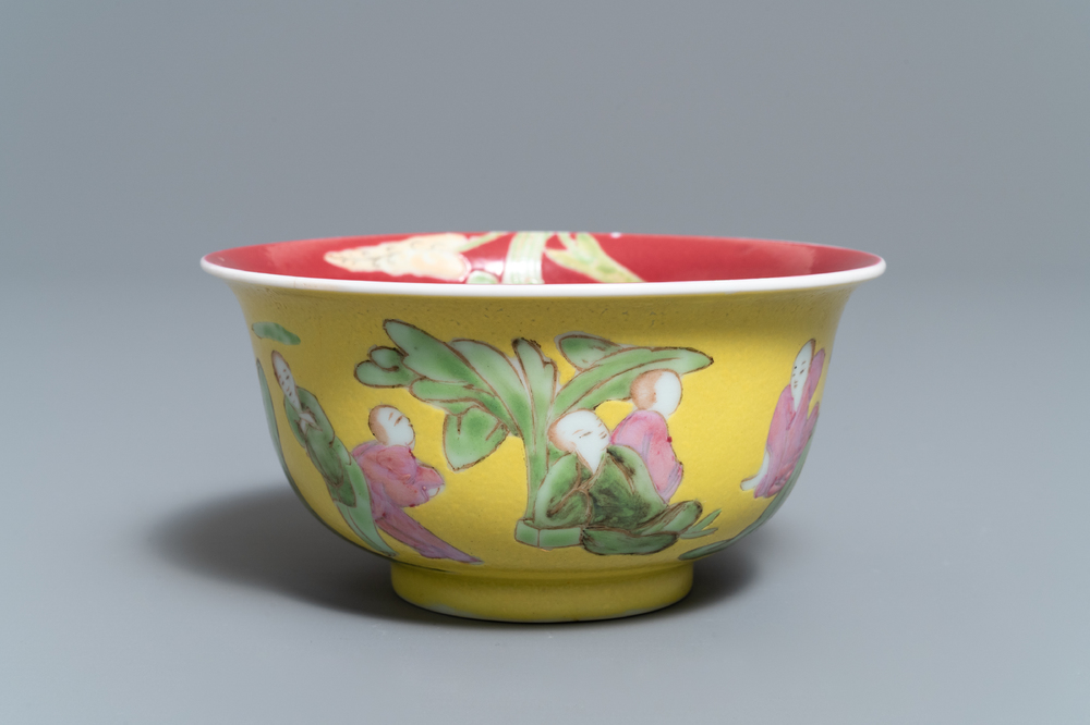 Un bol en porcelaine de Chine &agrave; fond jaune et rouge rubis, Yongzheng