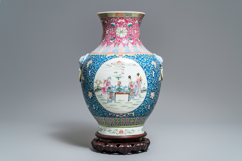 Un grand vase de forme 'hu' en porcelaine de Chine famille rose, marque de Qianlong, R&eacute;publique, 20&egrave;me