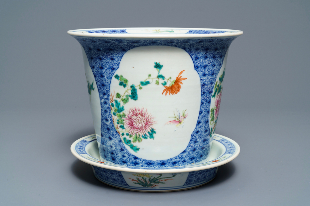 Une jardini&egrave;re sur sous-plat en porcelaine de Chine famille rose, marque de Guangxu, R&eacute;publique, 20&egrave;me