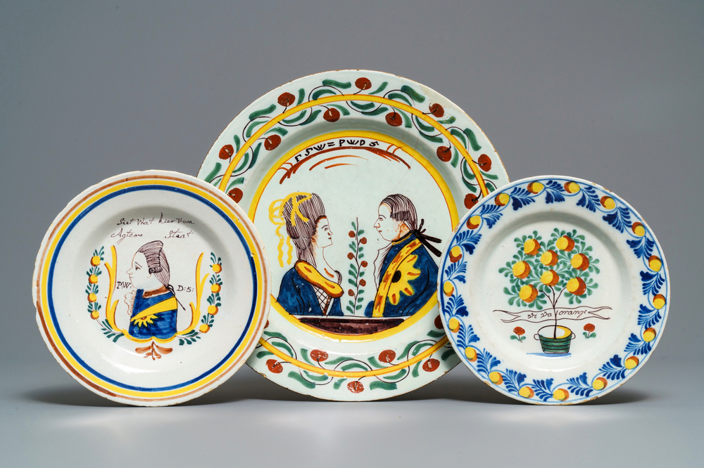 Deux assiettes et un plat en fa&iuml;ence polychrome de Delft &agrave; d&eacute;cor orangiste, 18&egrave;me