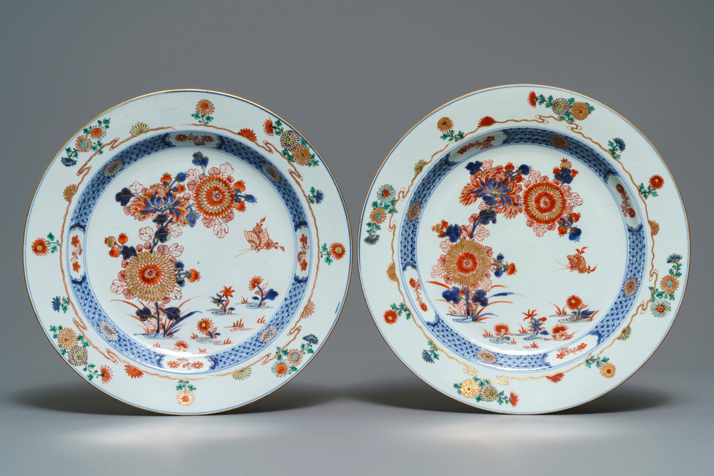 A pair of Chinese verte-Imari chargers, Kangxi/Yongzheng