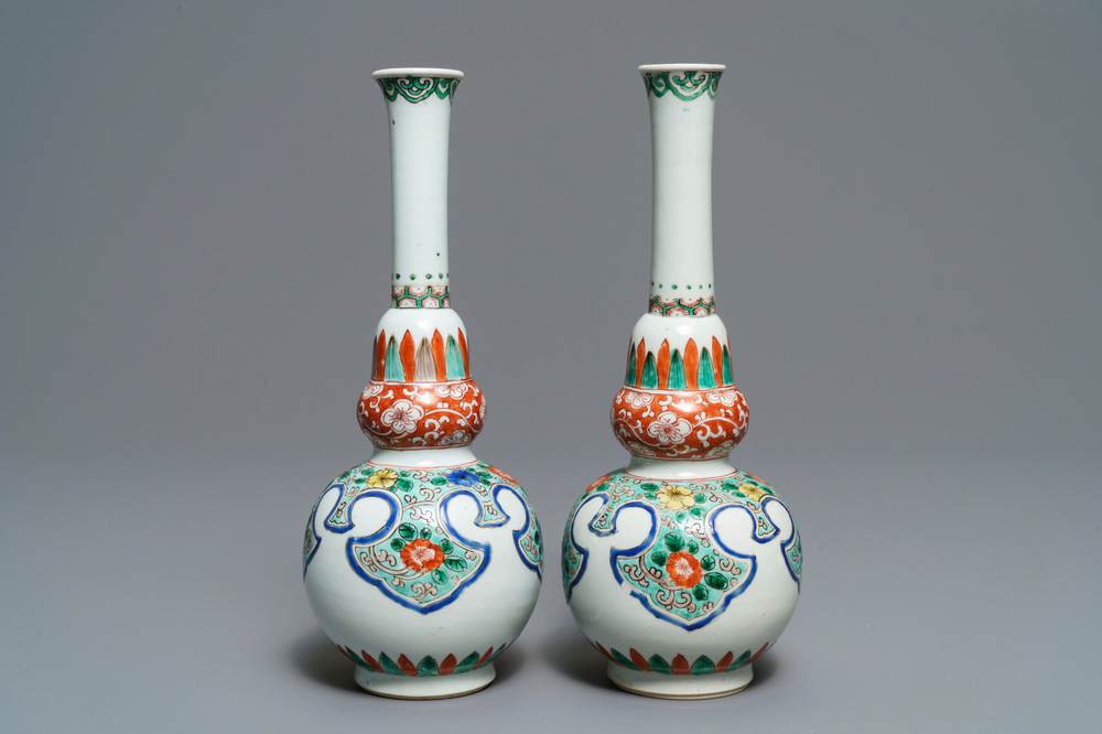 Une paire de vases de forme double gourde en porcelaine de Chine famille verte, Kangxi