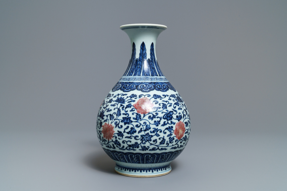 Un vase yuhuchunping en porcelaine de Chine bleu, blanc et rouge de cuivre, Qianlong