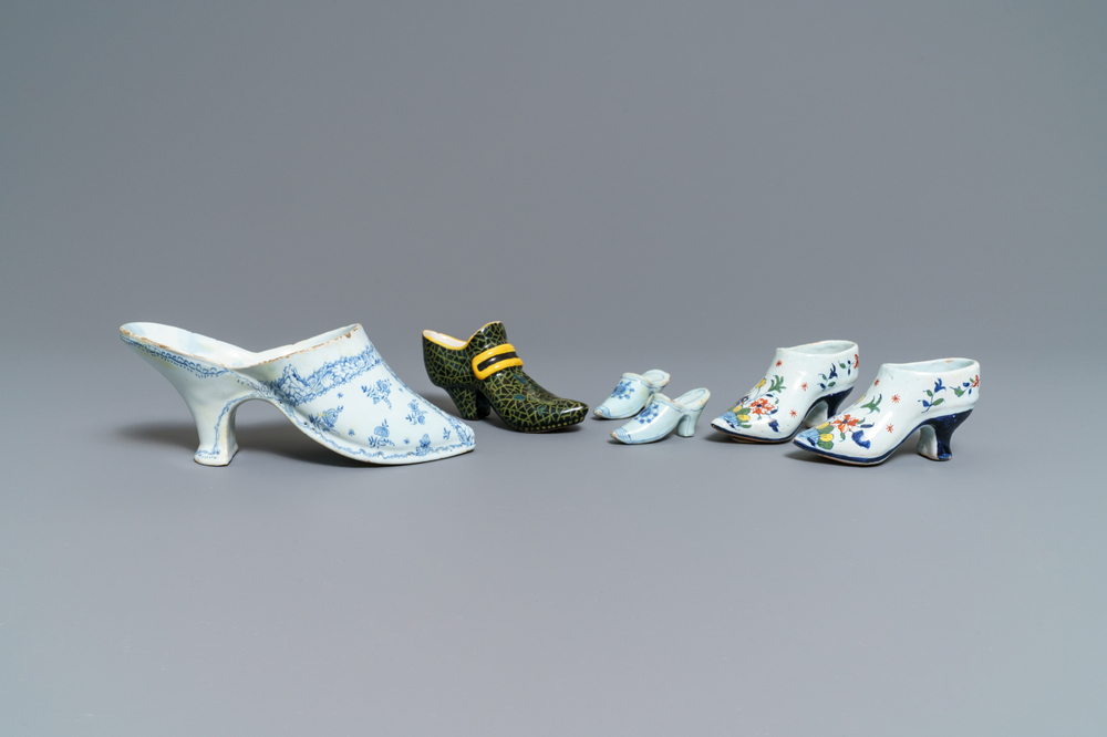 Zes Delftse en Frans aardewerken modellen van schoentjes en muiltjes, 18/19e eeuw