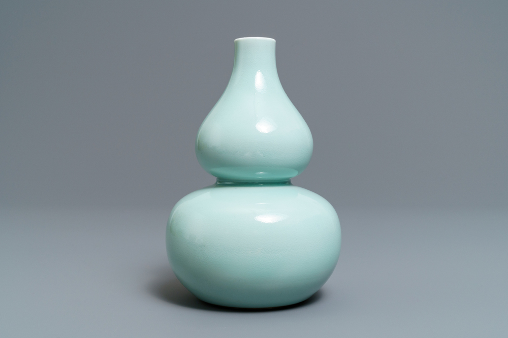 Een Chinese monochrome celadon kalebasvaas, Qianlong merk, 19e eeuw