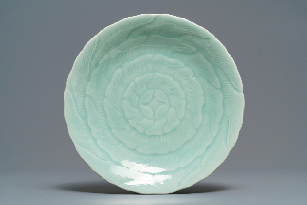 Een Chinees celadon bord in chrysantvorm, Qianlong merk en periode