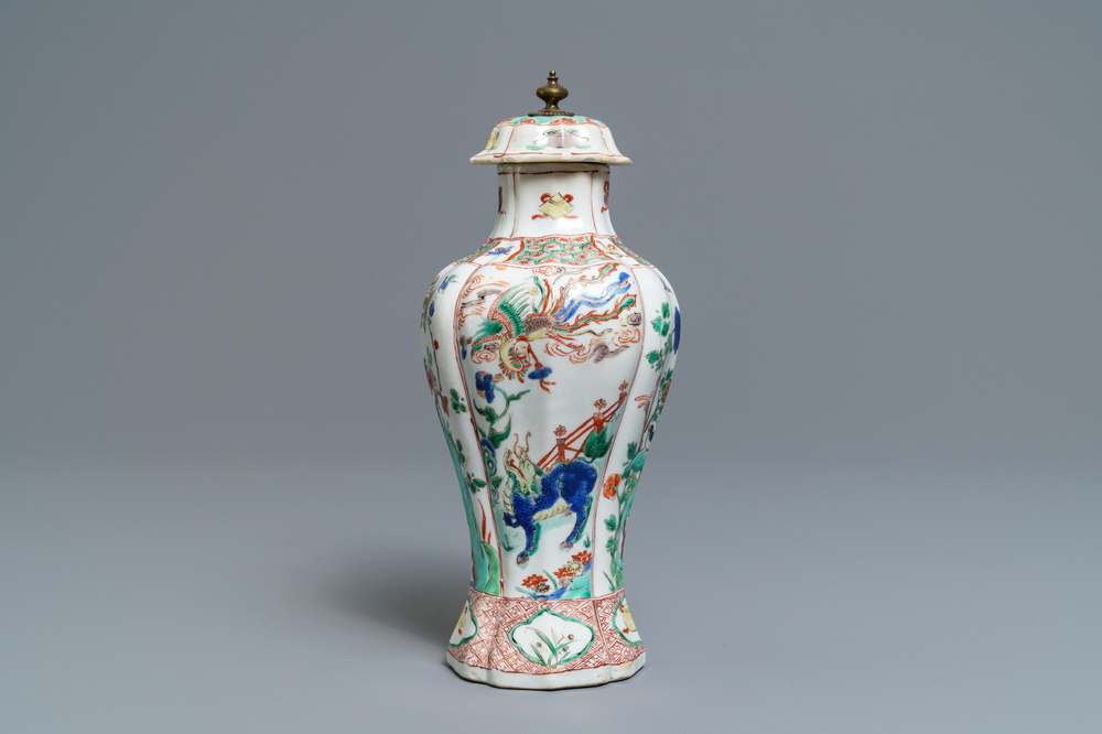 Un vase couvert en porcelaine de Chine famille verte, Kangxi