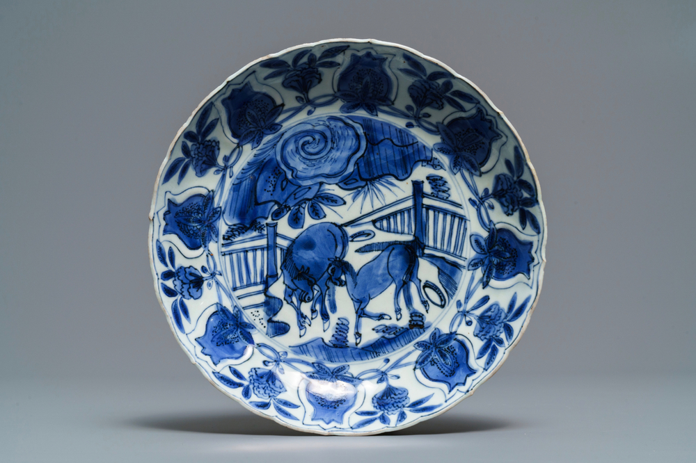 Une assiette en porcelaine de Chine bleu et blanc de type kraak &agrave; d&eacute;cor de chevaux, Wanli