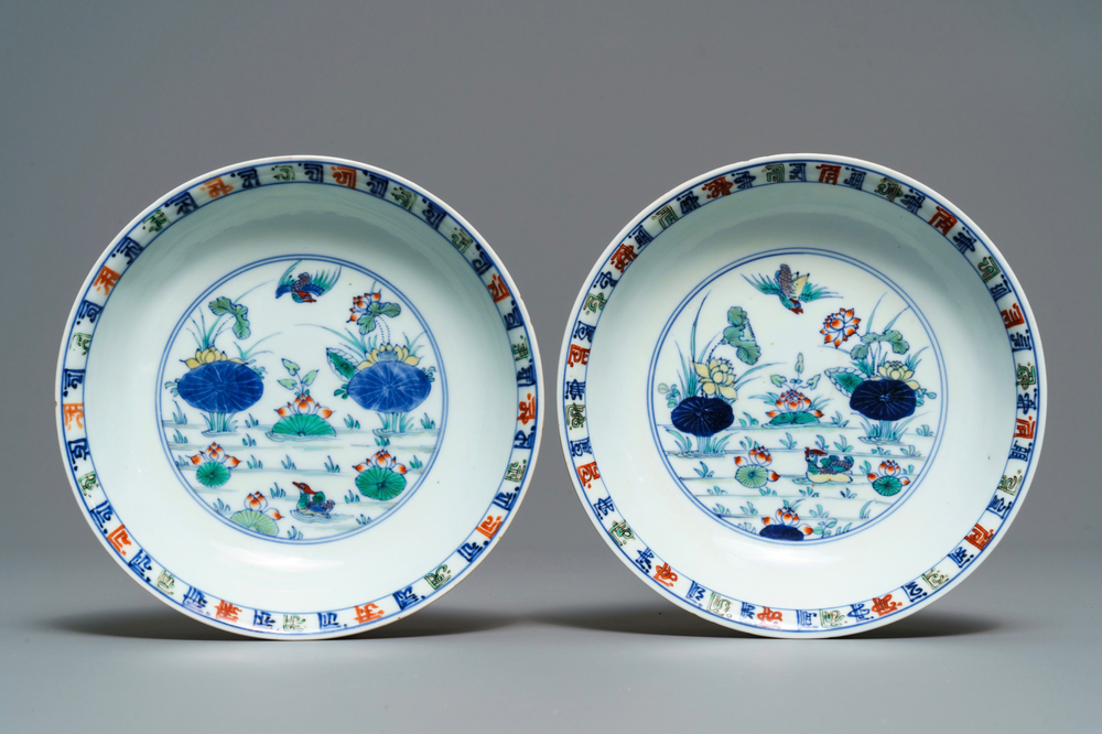 Une paire d'assiettes en porcelaine de Chine doucai, marque de Chenghua, 18&egrave;me