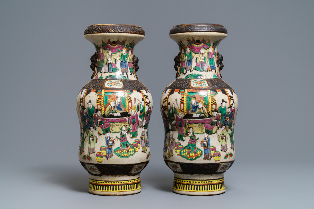 Une paire de vases en porcelaine de Chine famille rose dite &quot;de Nankin&quot;, 19&egrave;me