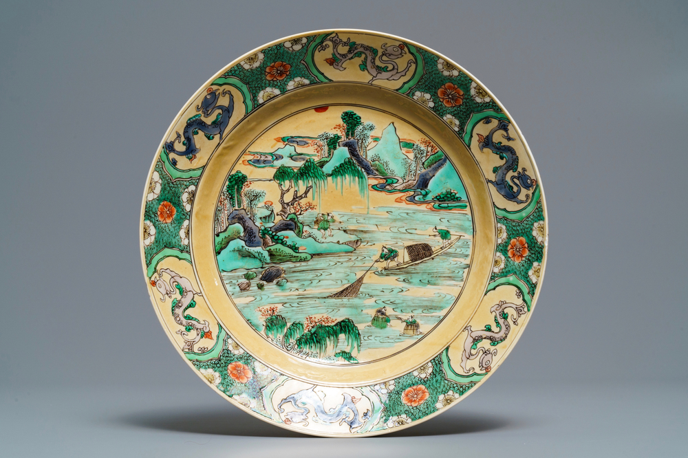 Un plat paysage en porcelaine de Chine famille verte sur fond caf&eacute; au lait, Kangxi