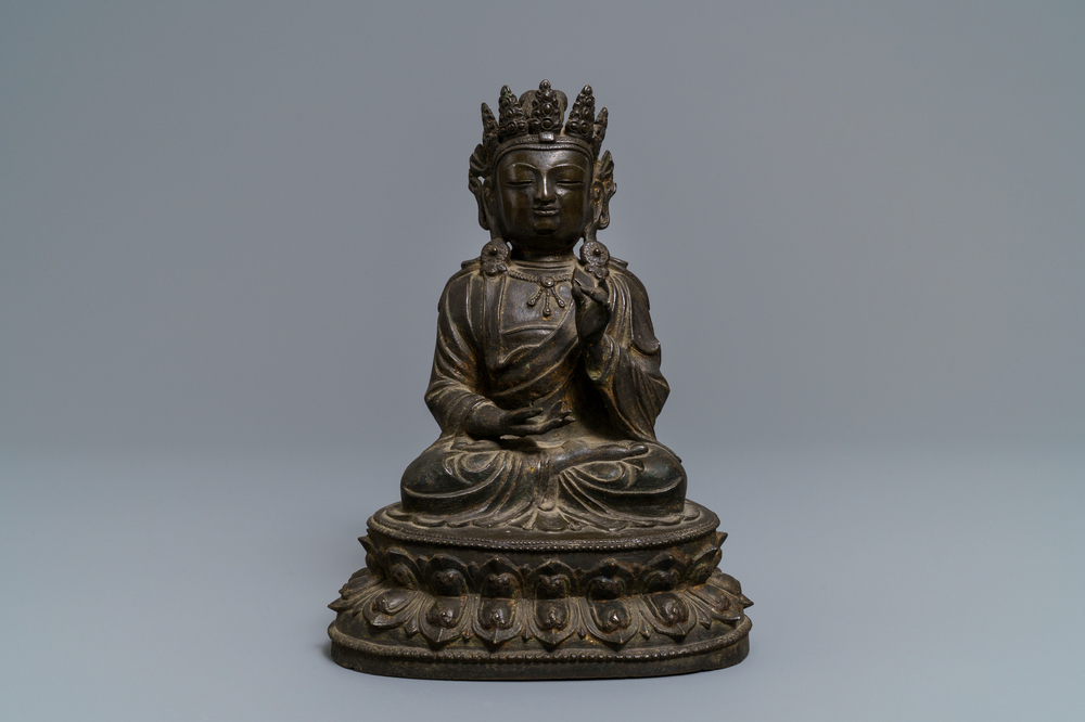 Een Chinese bronzen figuur van Boeddha, Ming