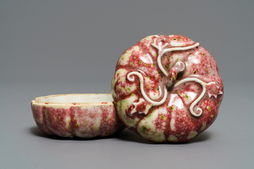 A Chinese peachbloom-glazed pumpkin box and cover, 18/19th C.