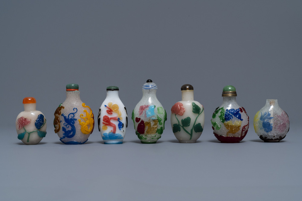 Zeven Chinese snuifflessen in meerlagig polychroom glas, 19/20e eeuw