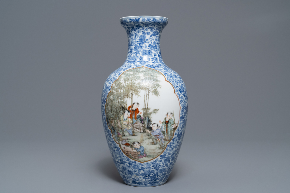 Un vase en porcelaine de Chine famille rose, marque de Qianlong, R&eacute;publique, 20&egrave;me