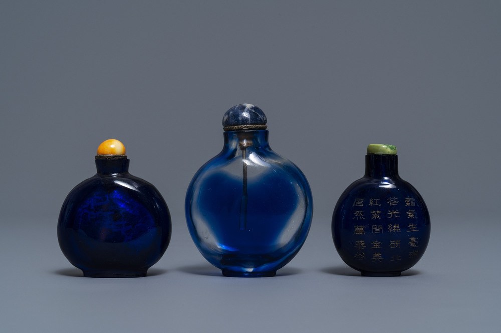 Trois tabati&egrave;res en verre bleu transparent, une avec inscription, Chine, 18/19&egrave;me