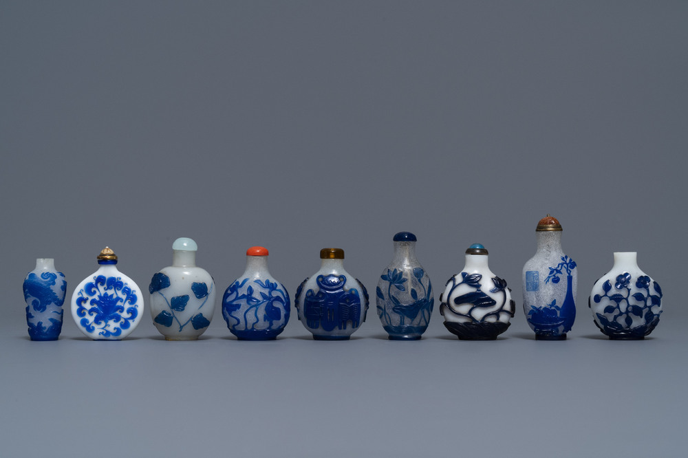 Negen Chinese snuifflessen in meerlagig blauw en wit of transparant glas, 19/20e eeuw