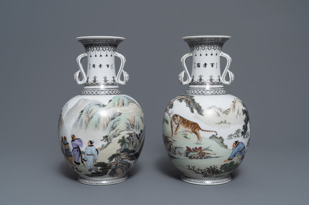 Deux vases en porcelaine de Chine aux anses en forme de ruyi, 2&egrave;me moiti&eacute; du 20&egrave;me