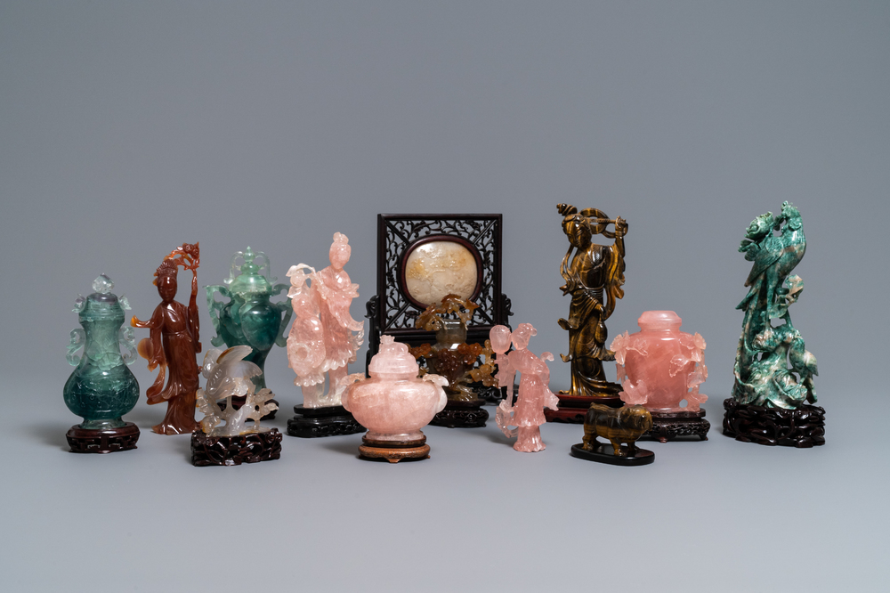 Twelve Chinese hardstone sculptures and a plaque mounted in a wooden table screen, 19/20th C.