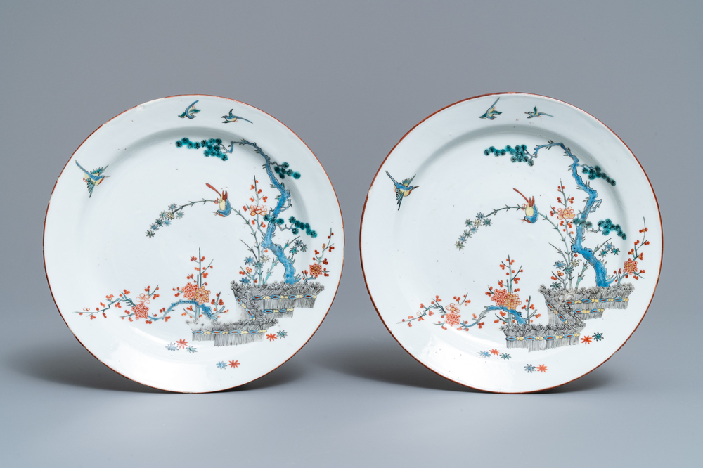 Een paar Chinese borden met Nederlands decor in Kakiemon-stijl, Kangxi/Yongzheng