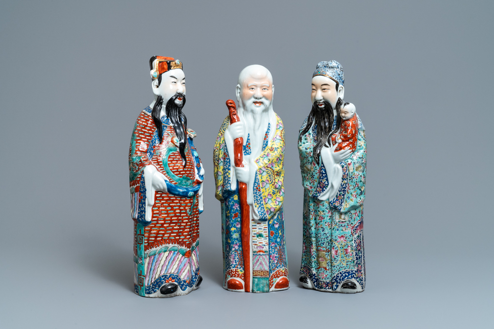 Drie Chinese famille rose figuren van de sterrengoden, 19/20e eeuw