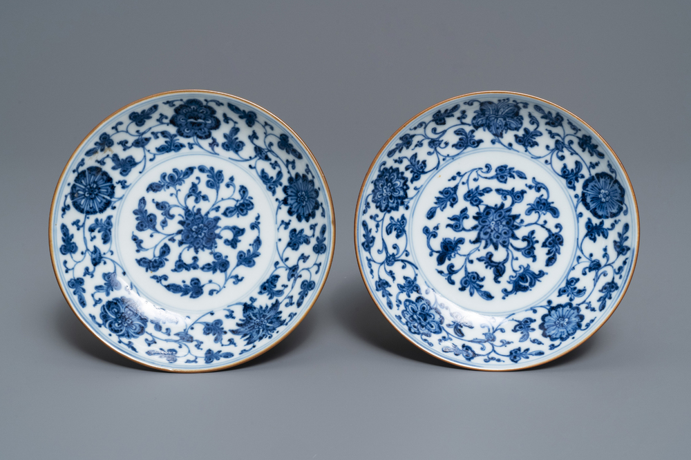 Een paar Chinese blauw-witte borden met florale slingers, Qianlong merk en periode