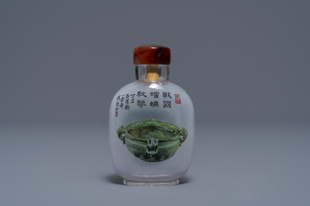 Een Chinese binnenin beschilderde glazen snuiffles met decor van antiquiteiten, 20e eeuw