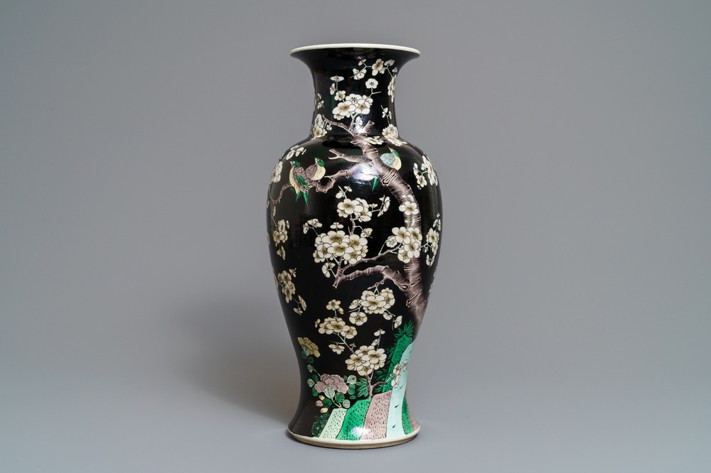 Un vase en porcelaine de Chine famille noire &agrave; d&eacute;cor d'oiseaux parmi fleurs, Kangxi