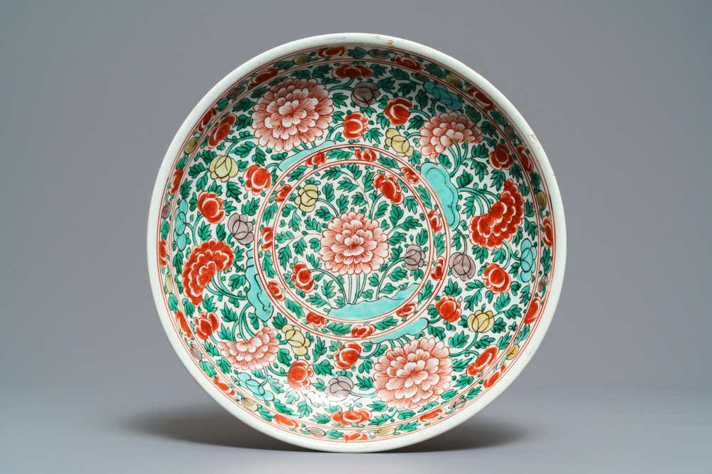 Un plat en porcelaine de Chine famille verte &agrave; d&eacute;cor floral, Kangxi