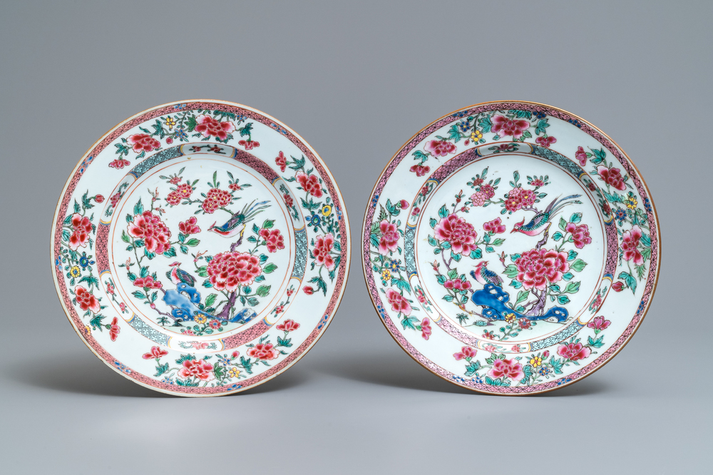 Une paire de plats en porcelaine de Chine famille rose, Qianlong