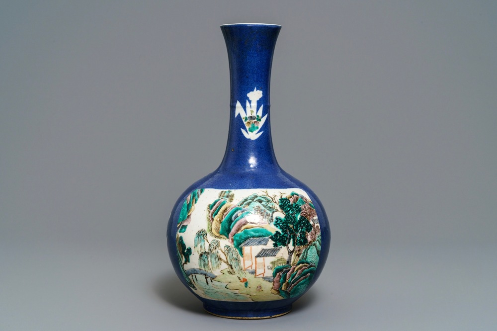 Un vase de forme bouteille en porcelaine de Chine famille verte sur fond bleu poudr&eacute;, 19&egrave;me