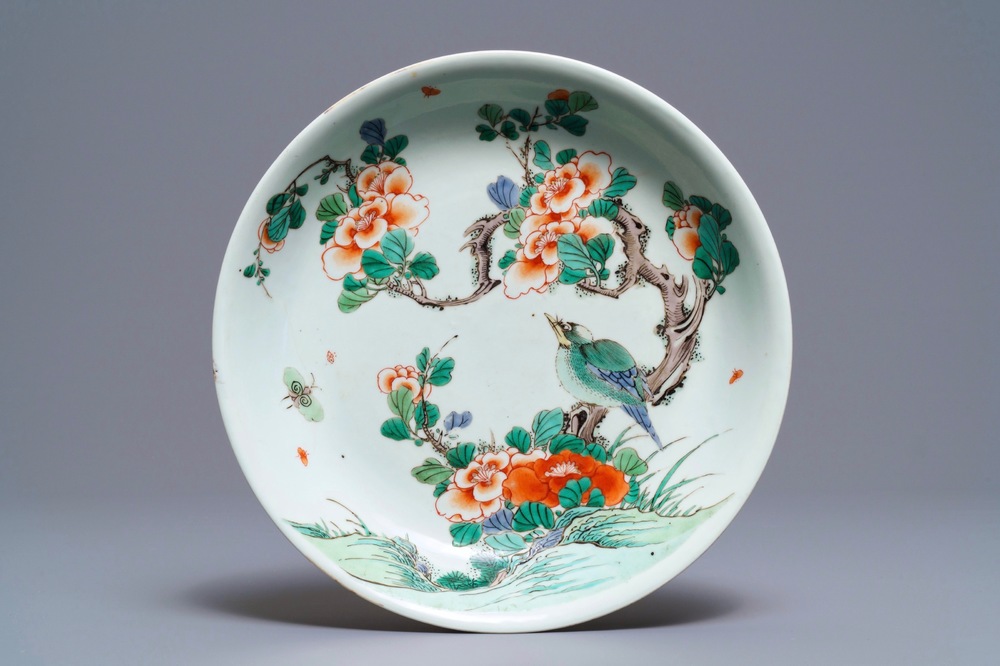 Un plat en porcelaine de Chine famille verte &agrave; d&eacute;cor d'un oiseau, Kangxi