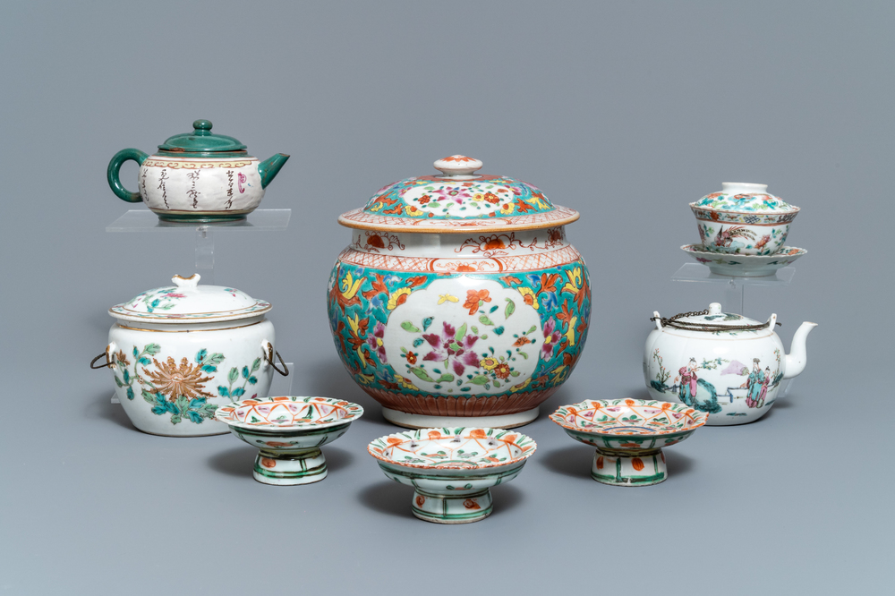 Een collectie Chinees famille rose porselein en een Yixing steengoed theepot, 18/19e eeuw