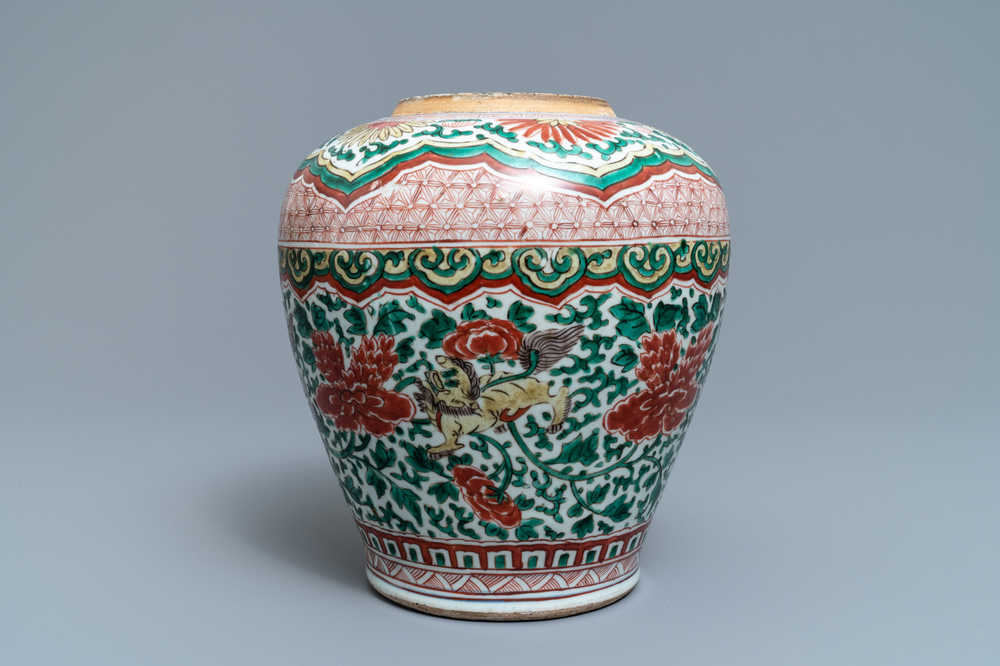 Un vase en porcelaine de Chine wucai &agrave; d&eacute;cor de lions bouddhistes, &eacute;poque Transition