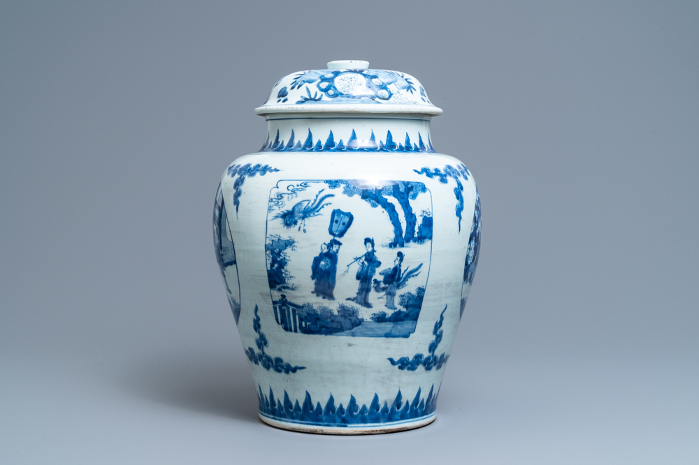 Een Chinese blauw-witte dekselvaas met figuren in cartouches, Transitie periode