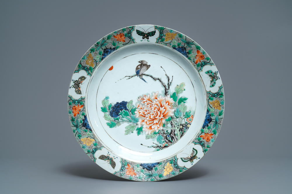 Un plat en porcelaine de Chine famille verte &agrave; d&eacute;cor de papillons et fleurs, Kangxi