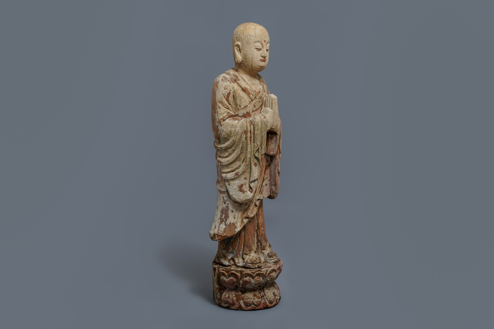 Une figure d'un moine bouddhiste en bois peint, Chine, 19&egrave;me