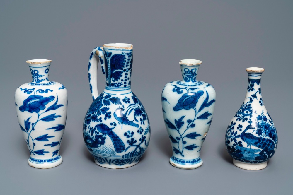 Trois vases et une verseuse en fa&iuml;ence de Delft bleu et blanc, 17/18&egrave;me