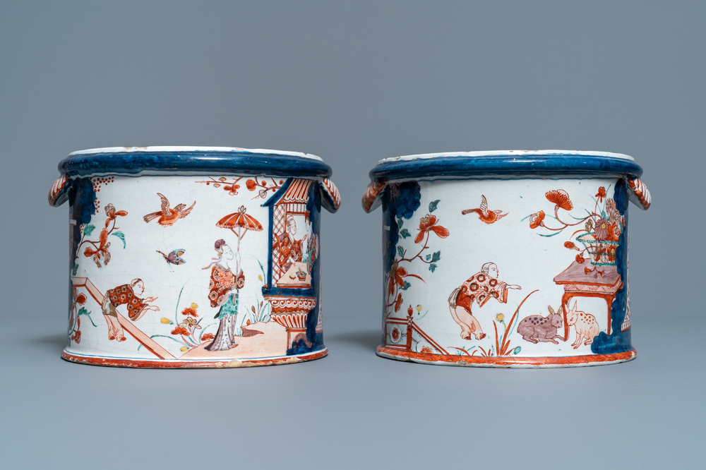 Een uitzonderlijk paar polychrome Delftse petit feu koelers, 1e kwart 18e eeuw