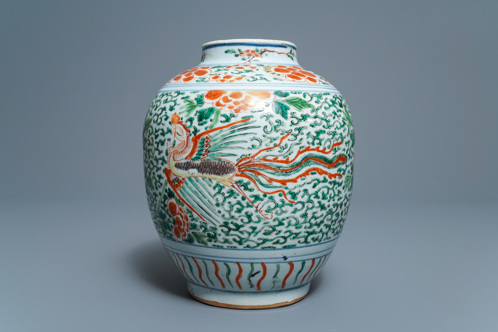 Un vase en porcelaine de Chine wucai &agrave; d&eacute;cor de ph&eacute;nix, &eacute;poque Transition