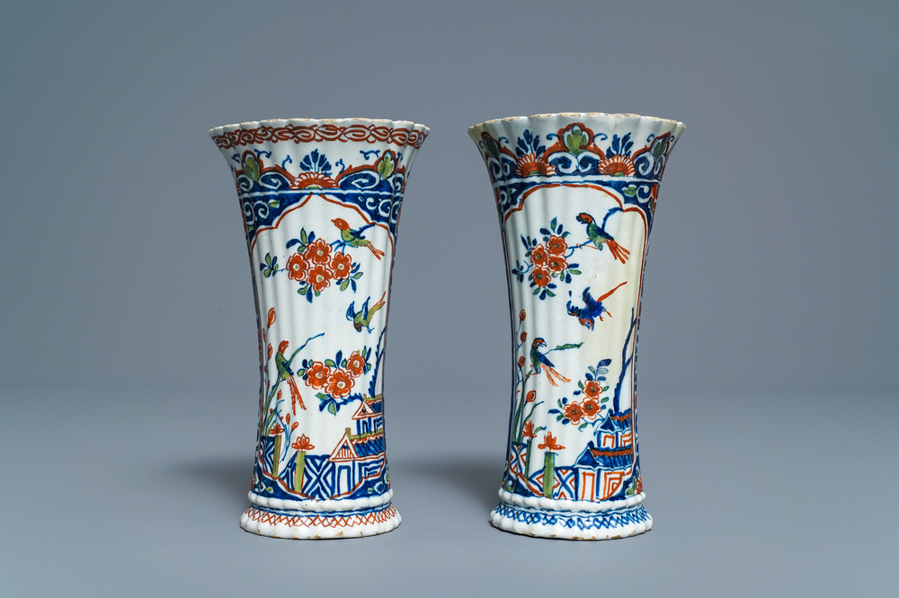 Une paire de vases en fa&iuml;ence de Delft en palette cachemire, d&eacute;but du 18&egrave;me